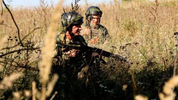 yavoriv-ukraine-ukraine-soldiers-stealthily-advance-e13d6b