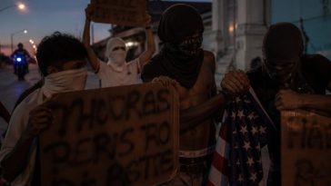 Cubans Risk Arrest Holding SOS President Trump Signs, Plead for Help