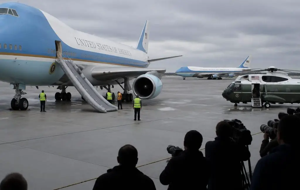 Qatari‑Gifted Air Force One Deploys Slide, Delays President Trump