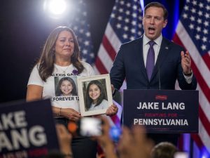 Angel Mom at Trump Rally Forces Border Debate Ahead of Texas Vote